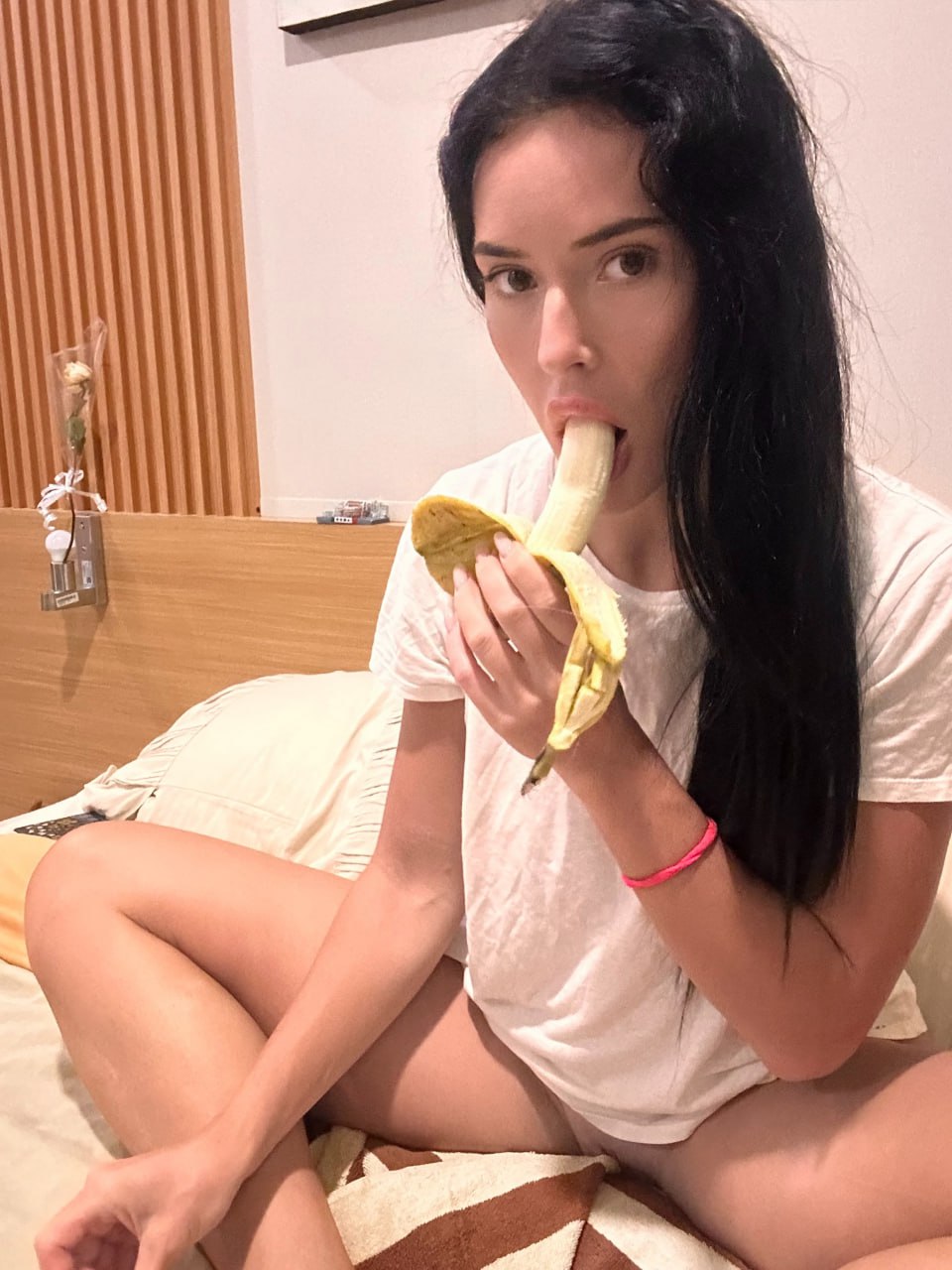 mrs_sicret - gorąco, żeby zjeść banana.