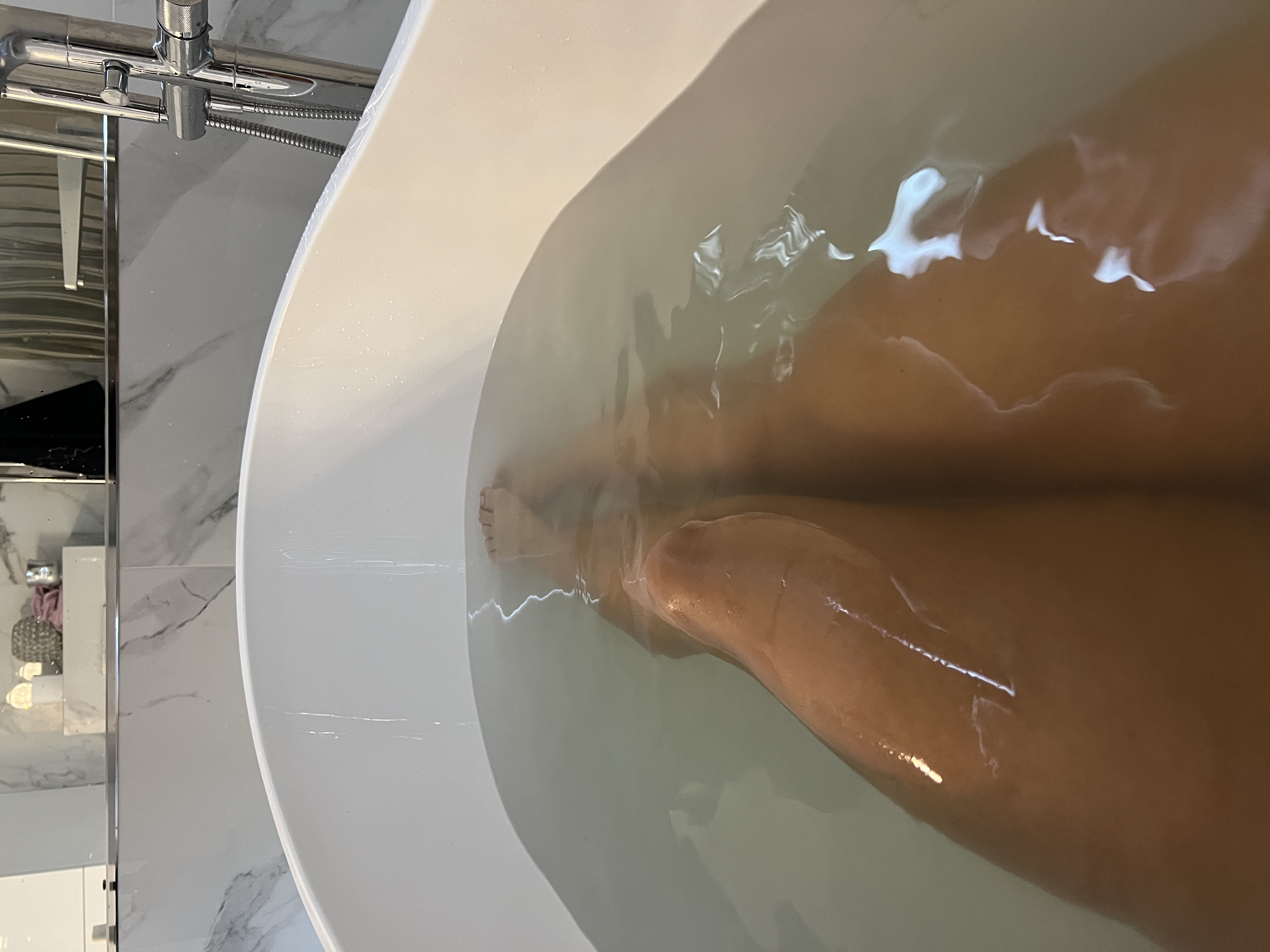 Flychanelle - Moje całkowicie nagie fotki i filmiki prosto z kąpieli z wanny 😈💦 wymasujesz mi plecki i nie tylko ?😛😈