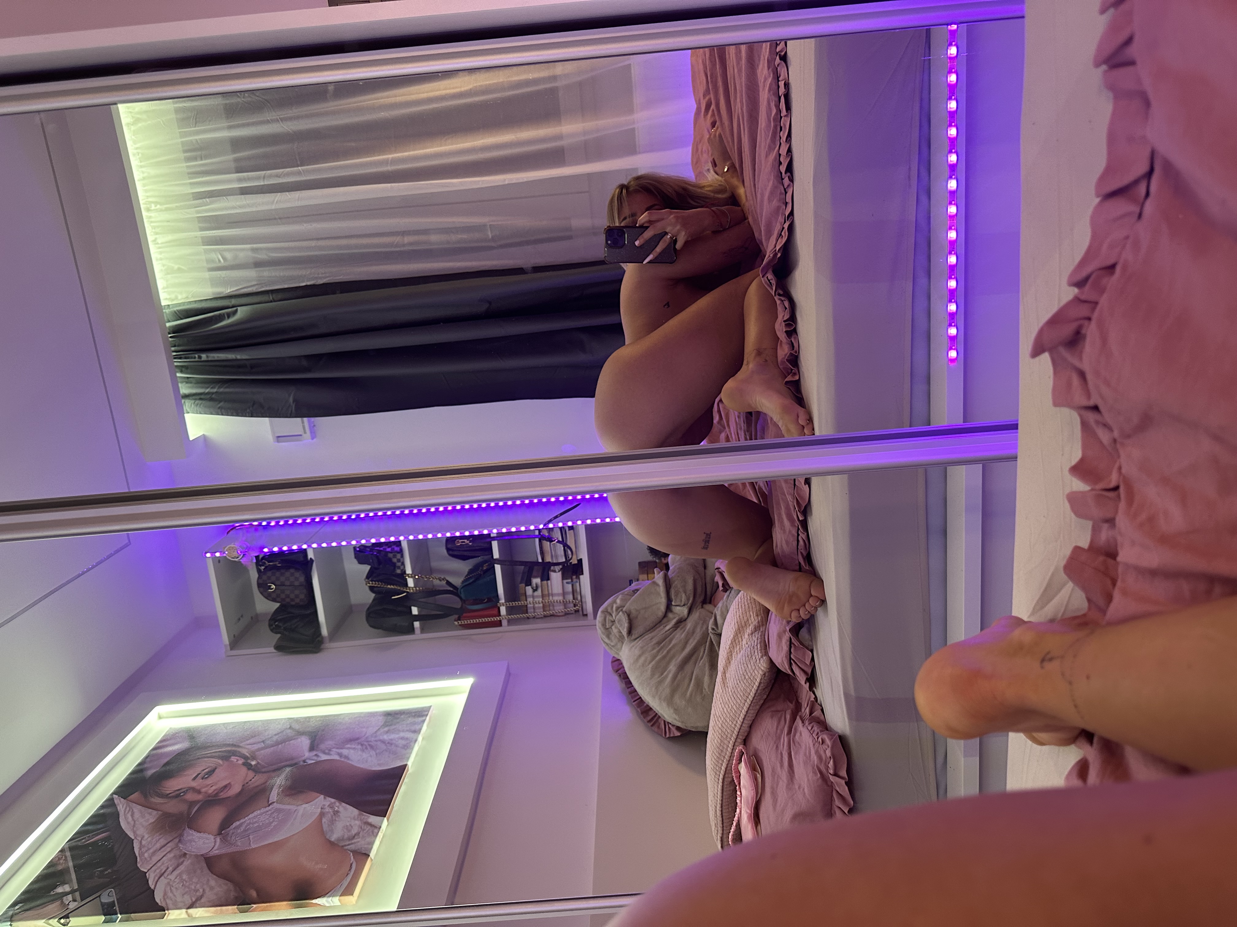 Flychanelle - Nagi pakiet z ostrymi filmami na łóżku zobacz co moja goła  dupka potrafi 😈