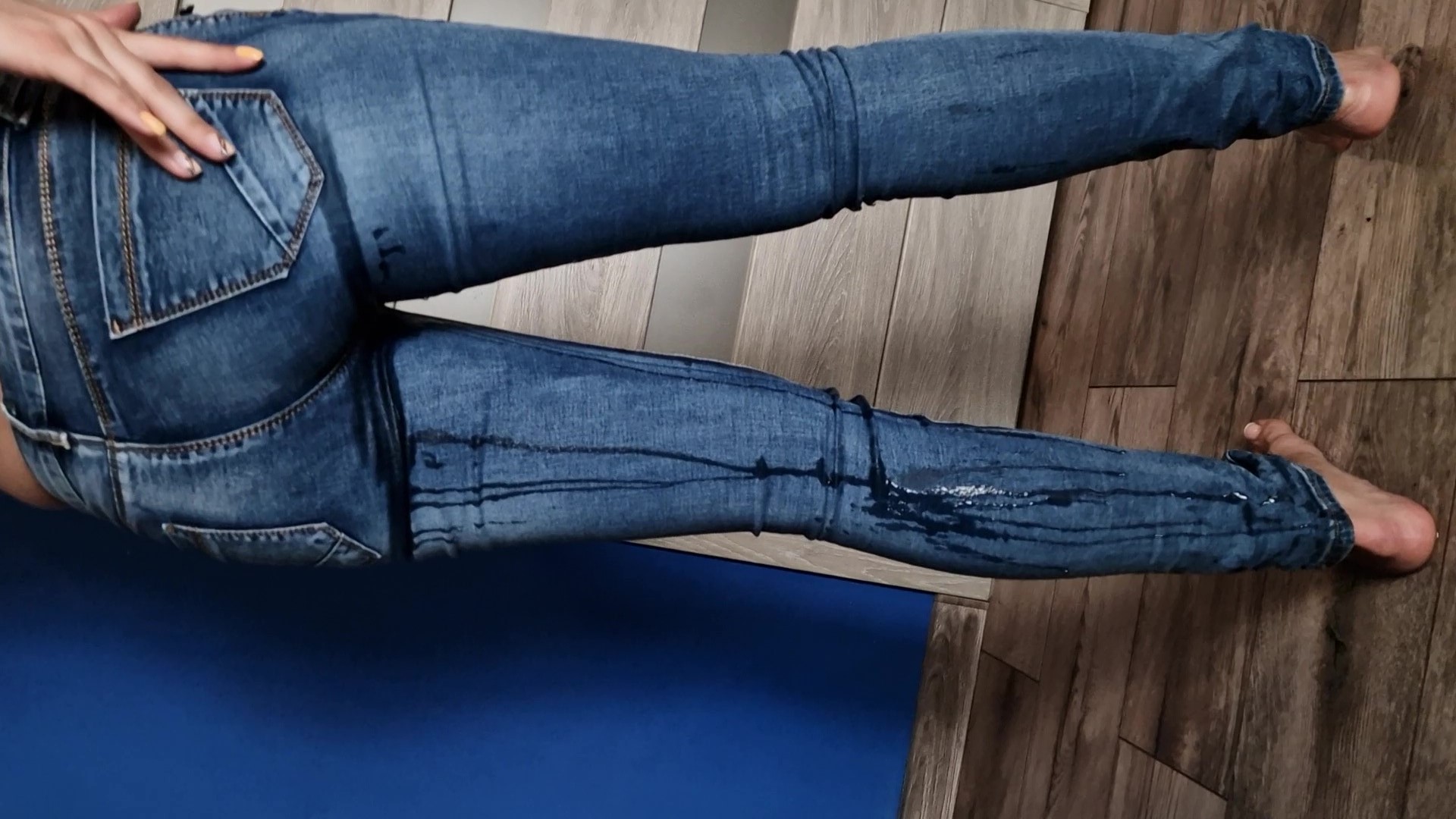 klaudiaero - Piss sikanie w spodnie jeansowe zdjęcie ich i zabawa przez obsikane majtki