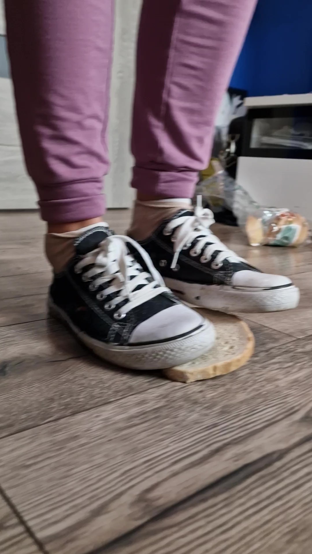 klaudiaero - Deptanie kanapki z grzybkiem trampkami skarpetkami i bosymi stopami z rozkazem zjedzenia