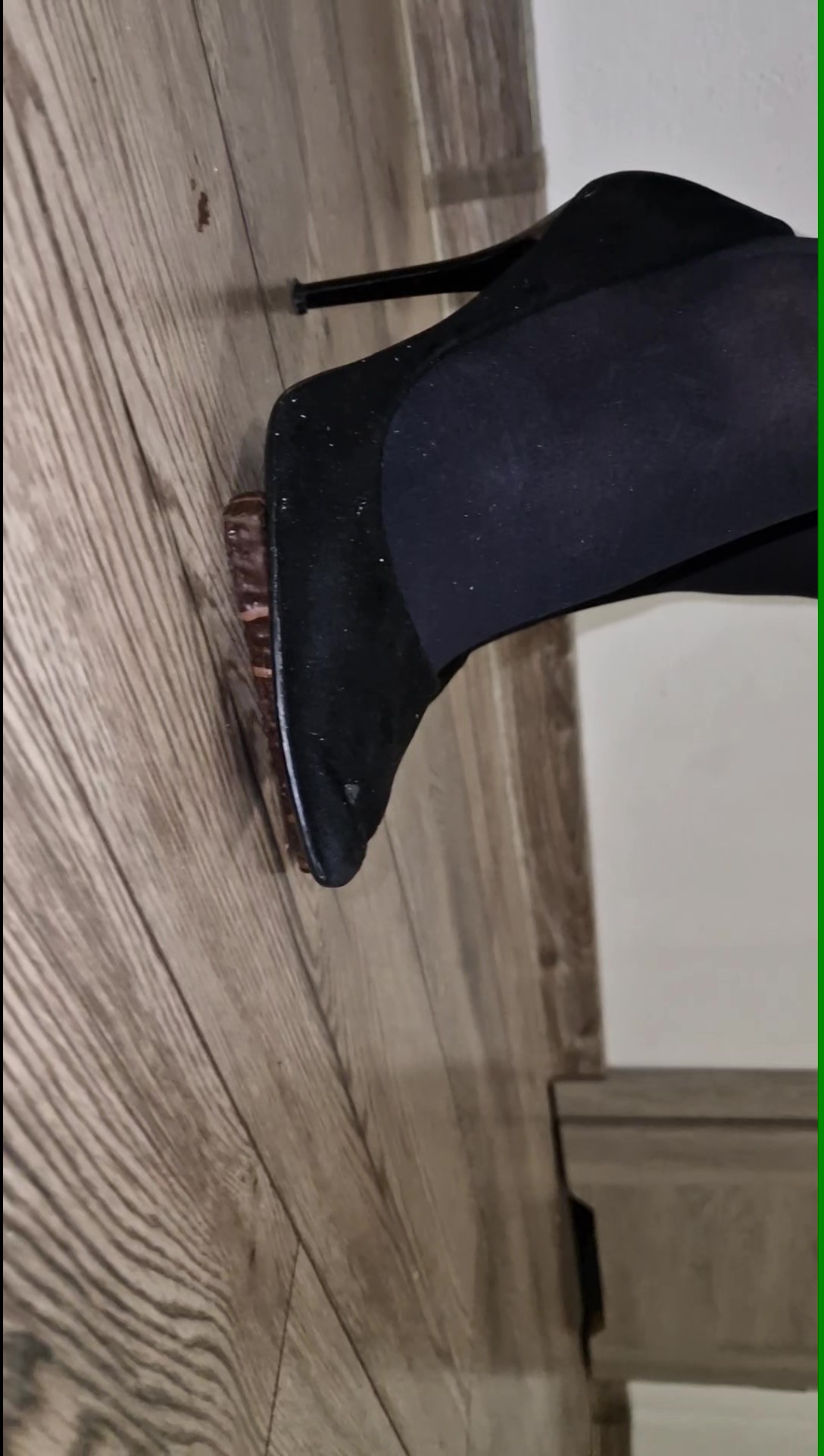 klaudiaero - Deptanie czekoladek szpilkami w rajstopach i spódnicy