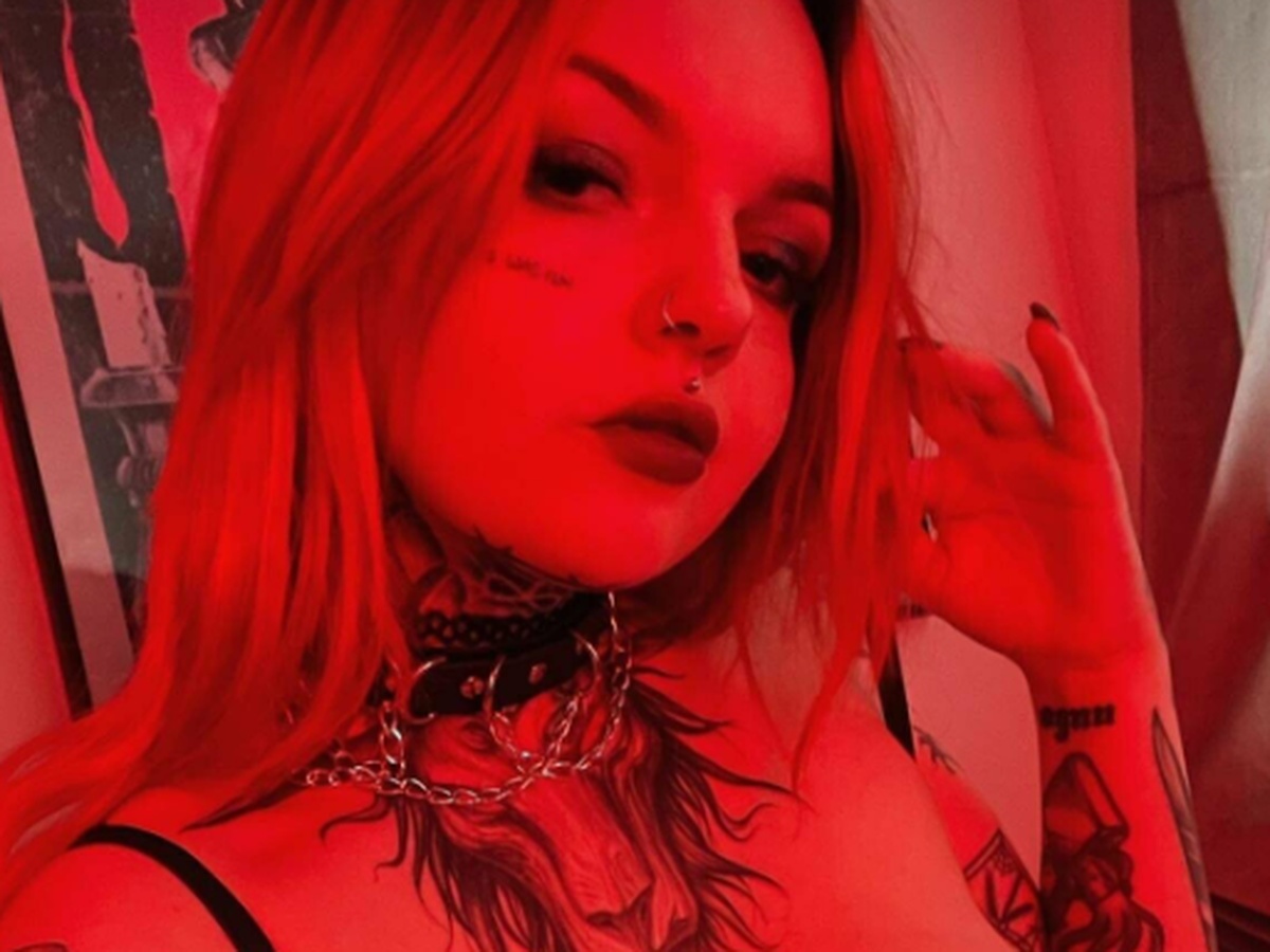 ImHorrorGirl - Czarna koronka, czerwone światło i 10 minut powolnego tease’u 😈 Klimat robi się coraz gorętszy z każdą sekundą